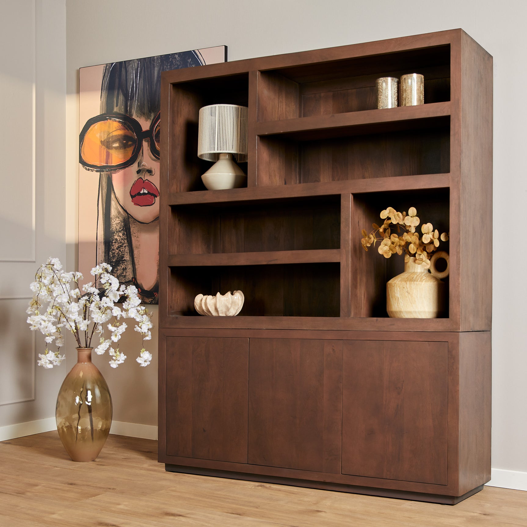 Walnoot salontafel met open vakken en lage kastdeuren