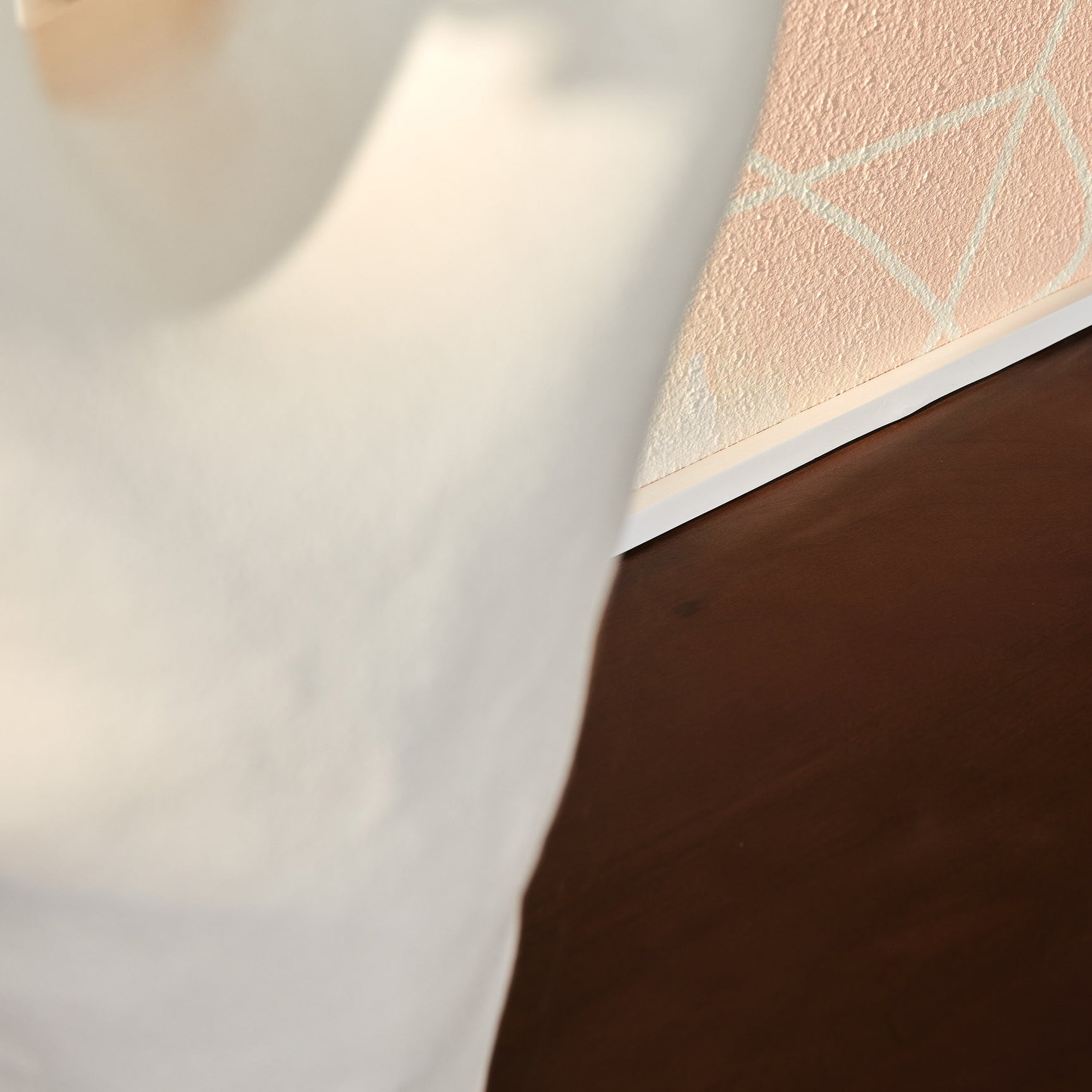 Bruin dressoir, zijkant en bovenrand met houtnerf