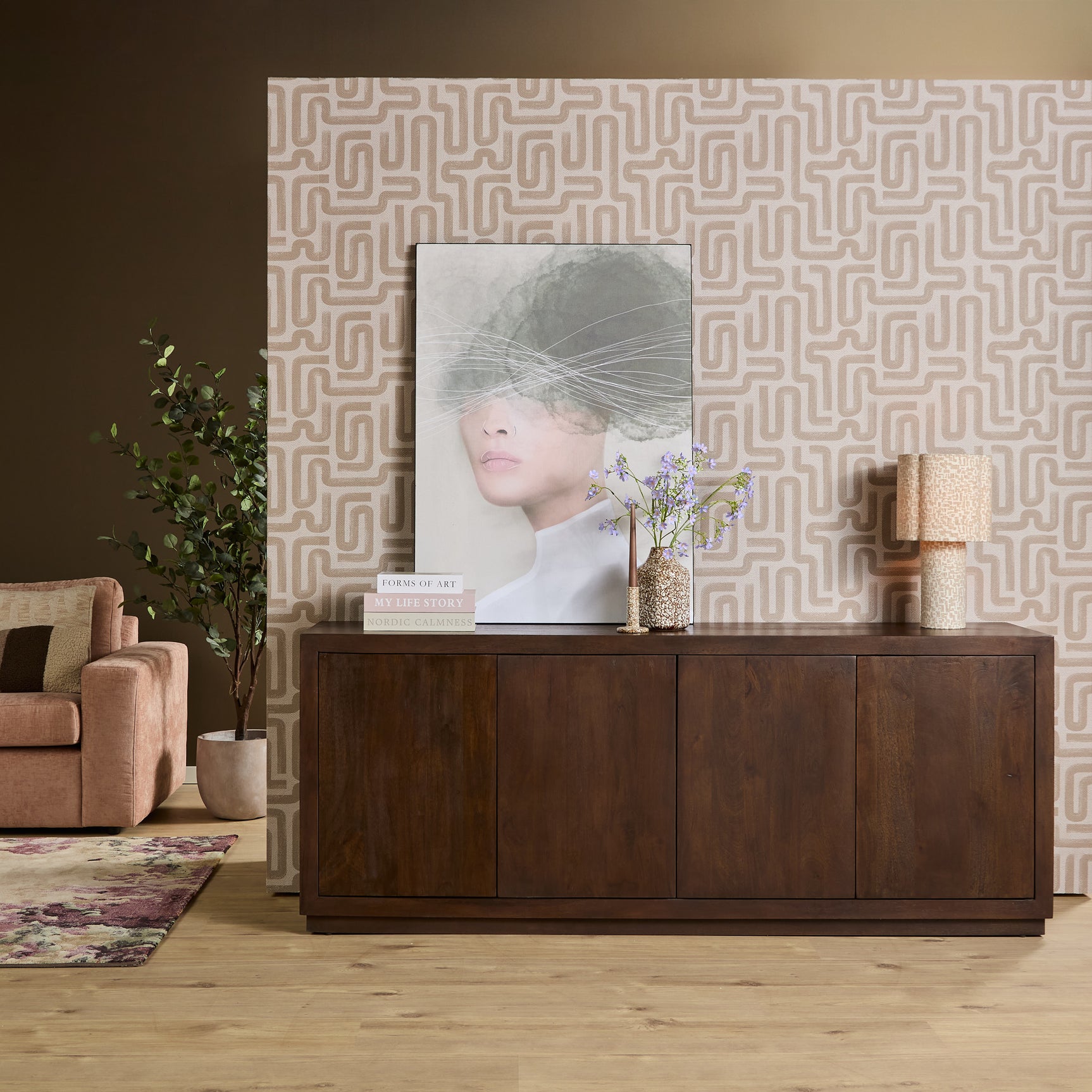 Bruin houten dressoir met vlakke deurpanelen en lage, rechte voet