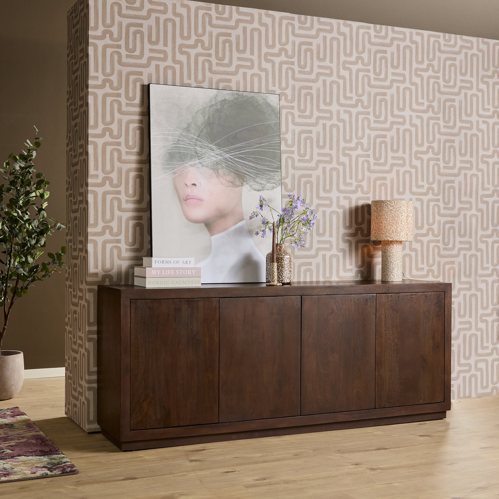 Bruin dressoir met vier frontpanelen en vlak bovenblad