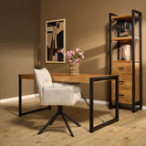 Eettafel met houten blad en zwart metalen frame, poten met schuin geplaatste beugels
