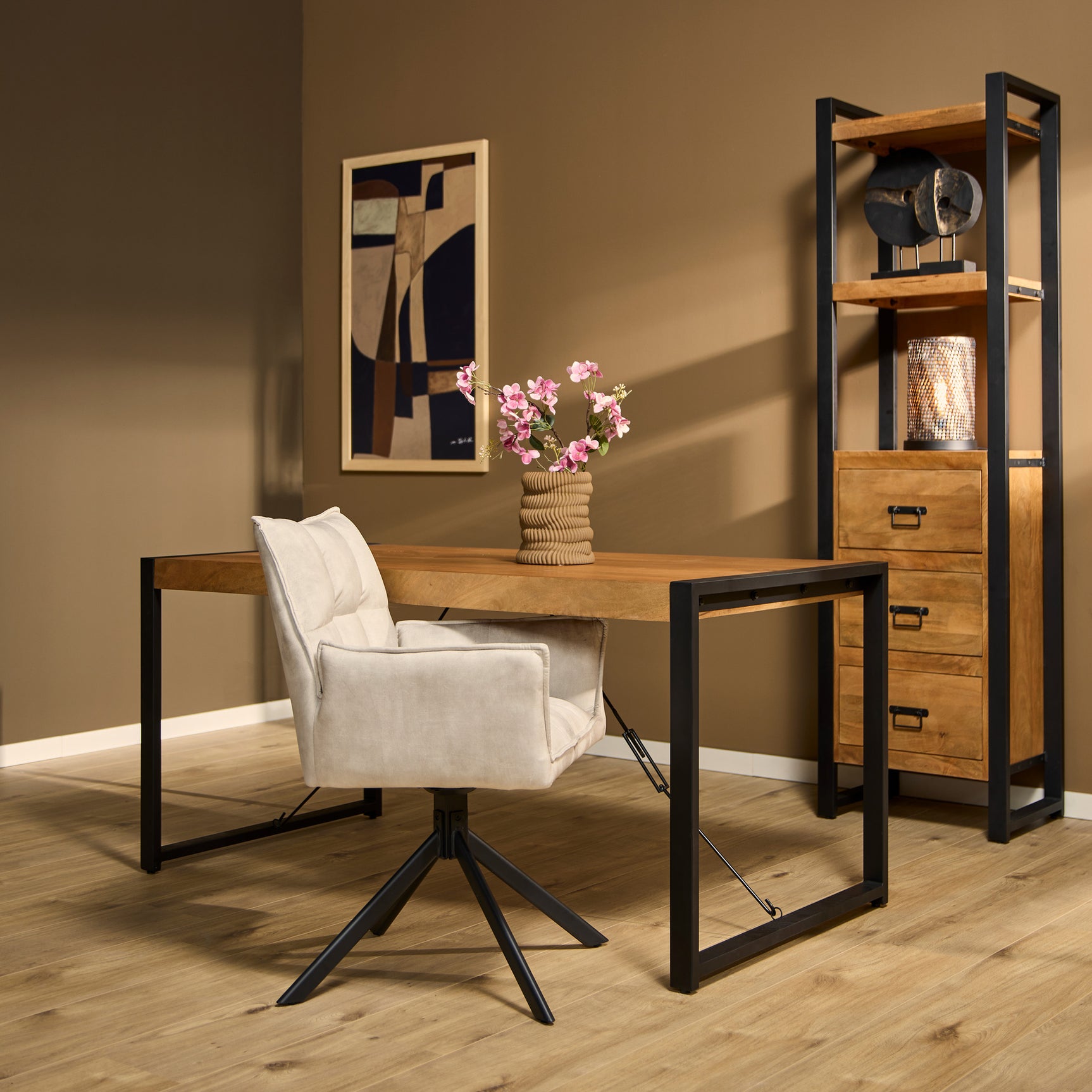 Eettafel met houten blad en zwart metalen frame, poten met schuin geplaatste beugels