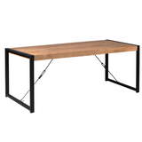 Eettafel Boaz met houten blad, zwart metalen frame en schuine steun onder het blad.
