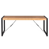Eettafel met houten blad en zwarte diagonale steunbalken onder het blad