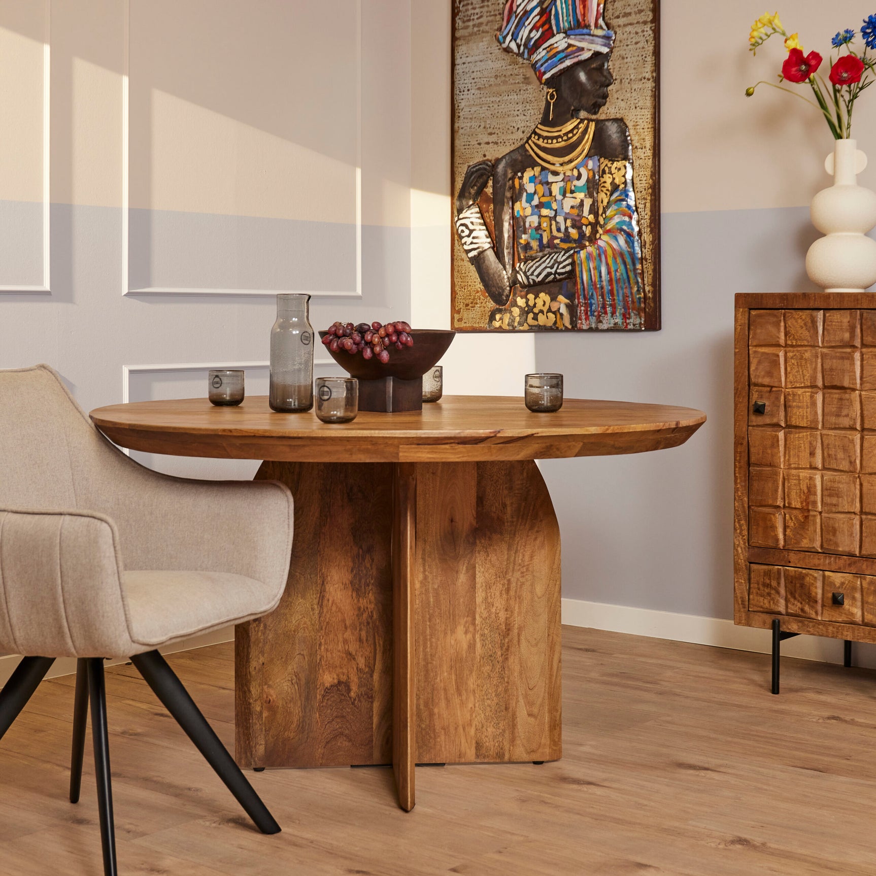 Ronde houten eettafel met massief blad en centrale houten poot, warm bruin