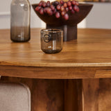 Ronde houten eettafel: close-up van bladrand en centraal houten onderstel
