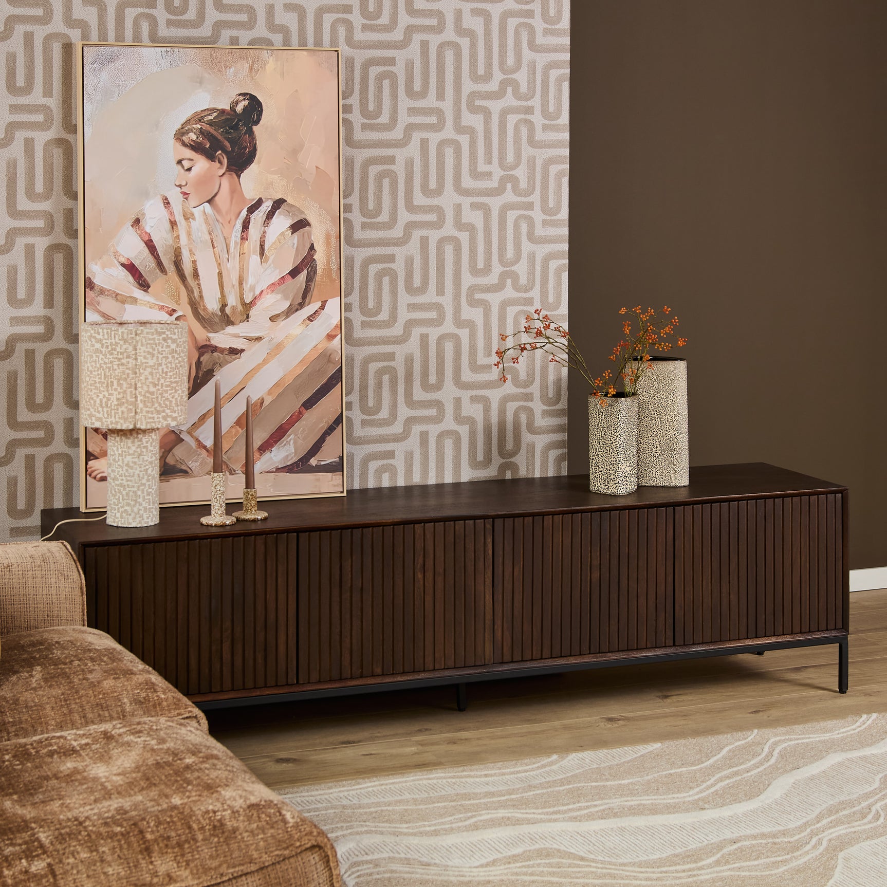 Tv-meubel Madison Brown bruin met verticale ribbelstructuur en lange deurpartijen