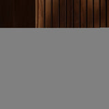 Tv-meubel onderkant: donkere houten panelen met verticale lijnen en pootje zichtbaar.