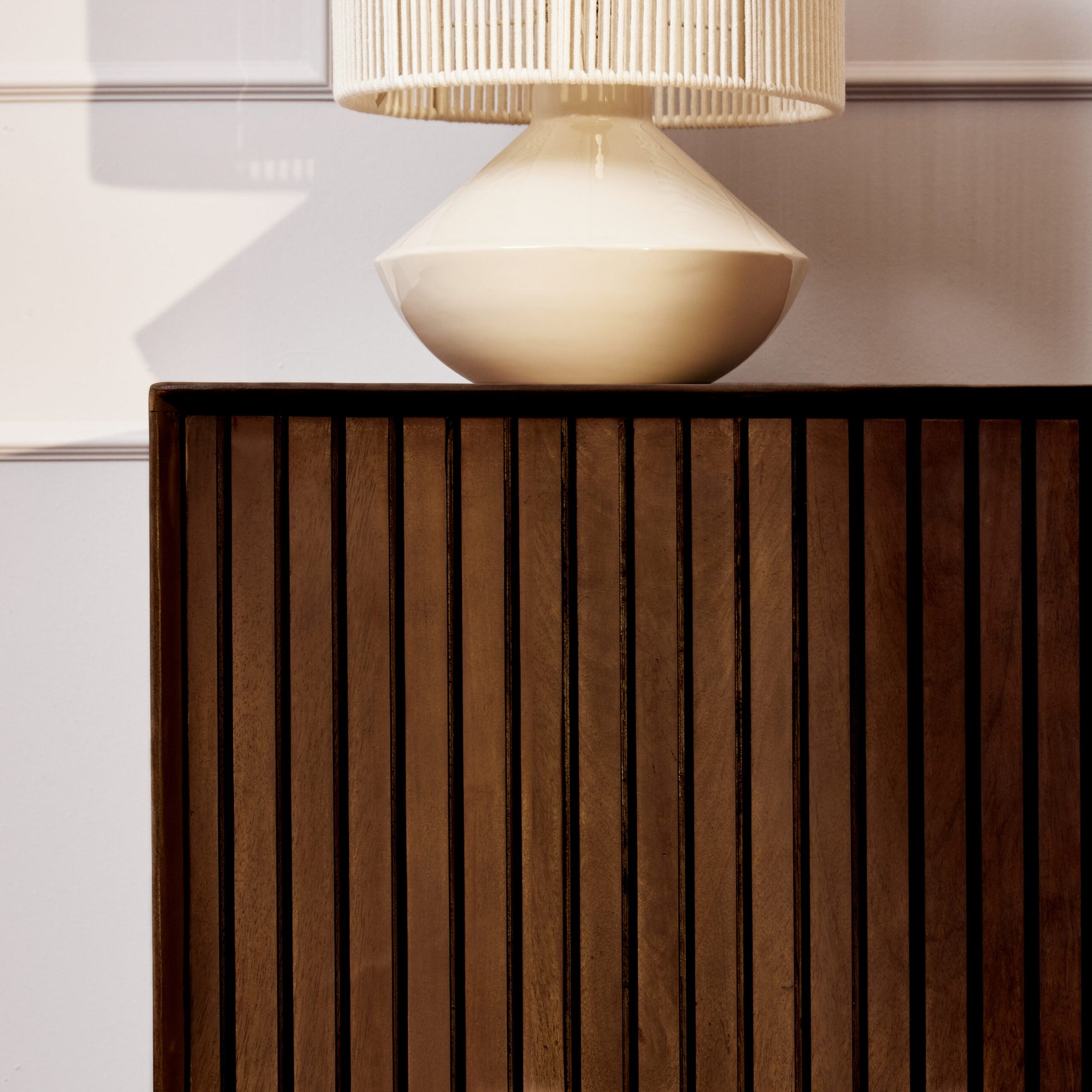 Bruin dressoir met geribbelde zijden en vlak bovenblad, close-up