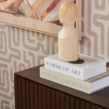 Bruin dressoir met decoratieve bovenkant en zichtbare open ruimte onder het blad