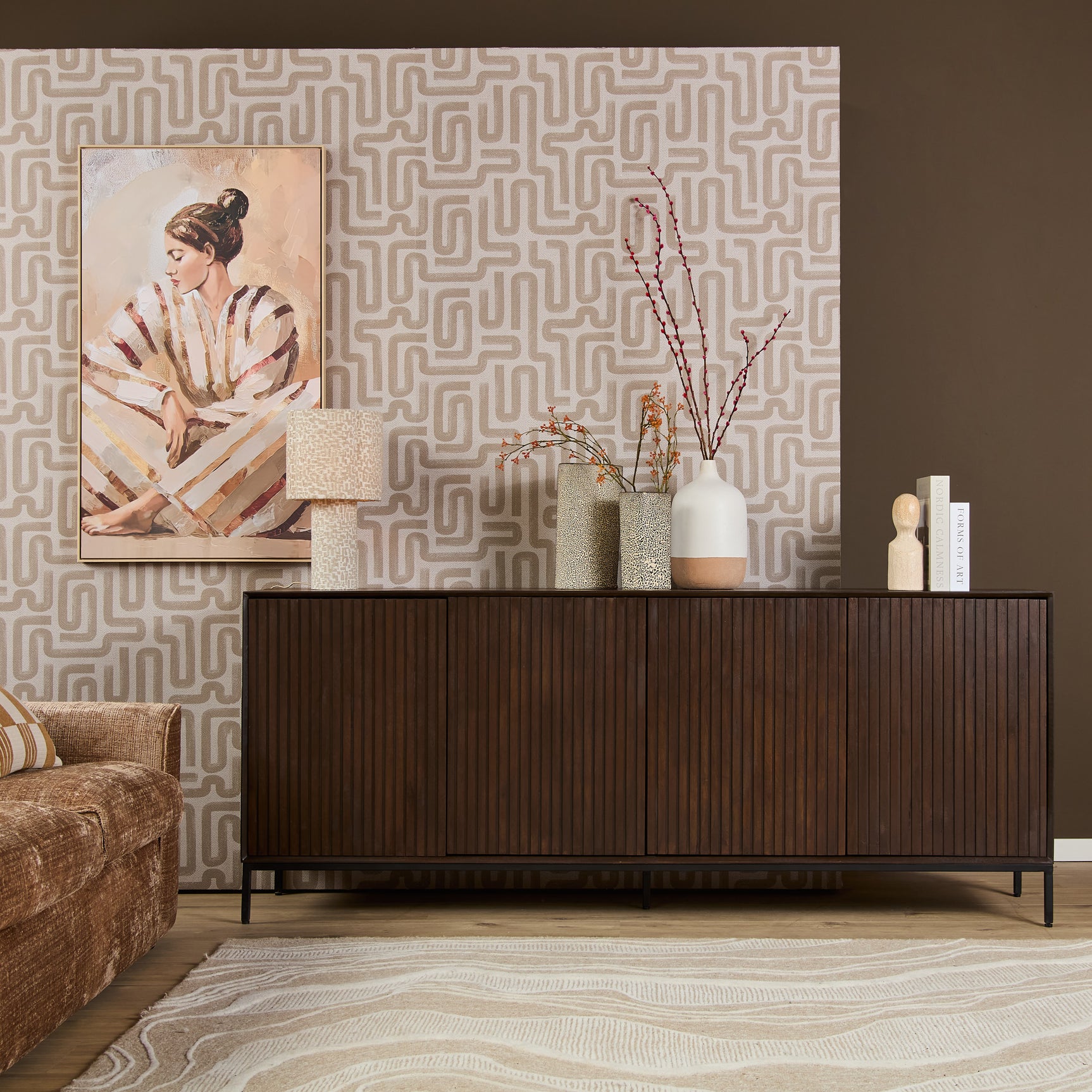 Bruin dressoir met verticale lattenfronten en brede kastdeuren op zwarte poten.