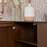 Dressoir met open opbergruimte en plank, donkerbruin houten interieur.