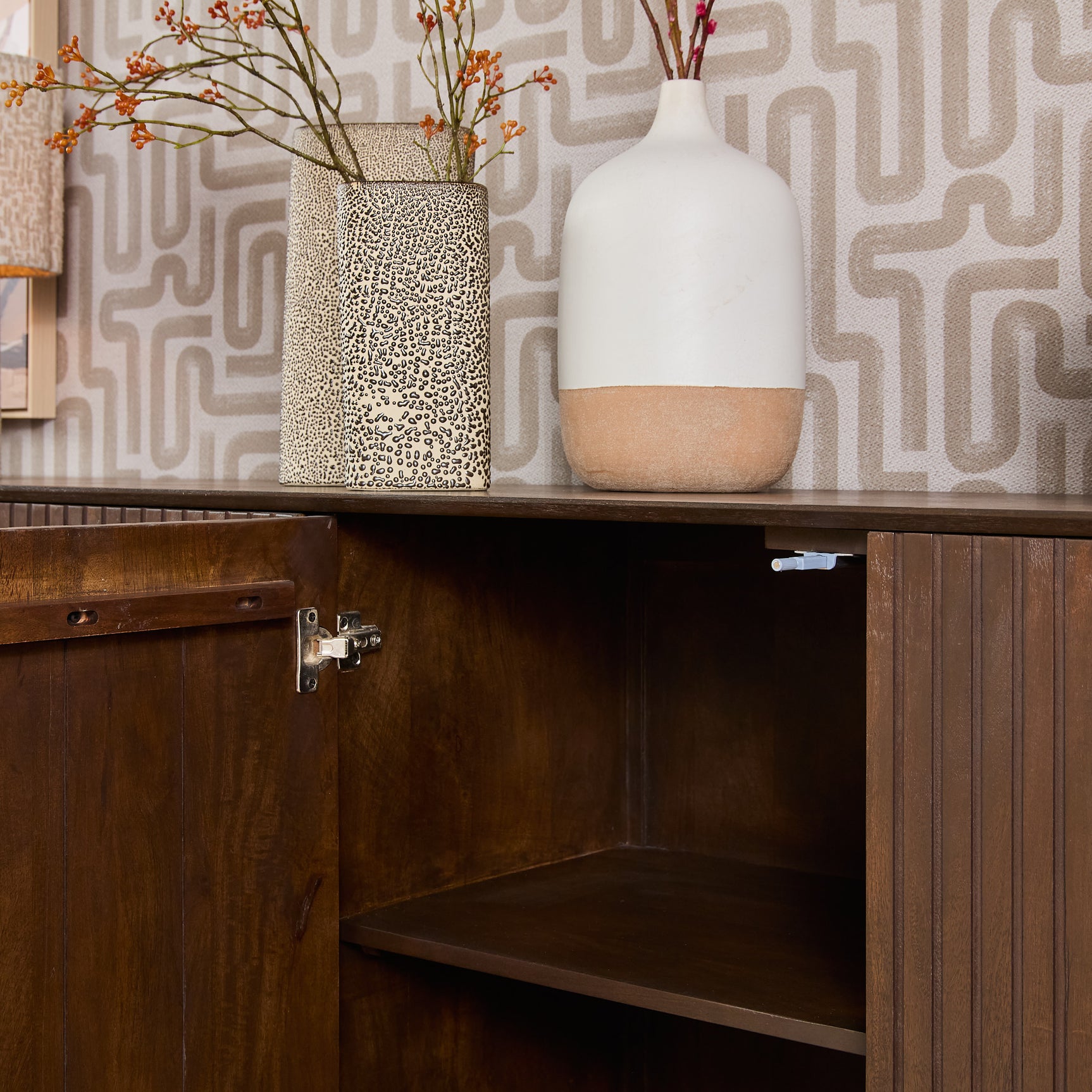 Dressoir met open opbergruimte en plank, donkerbruin houten interieur.