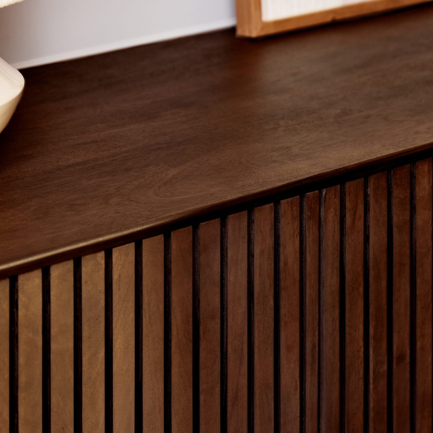 Dressoir bovenblad met donkere rand en verticale latten onderrand in bruin.