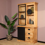 Houten vitrinekast met glazen deuren en zwarte laden, rustieke nerf, staand.