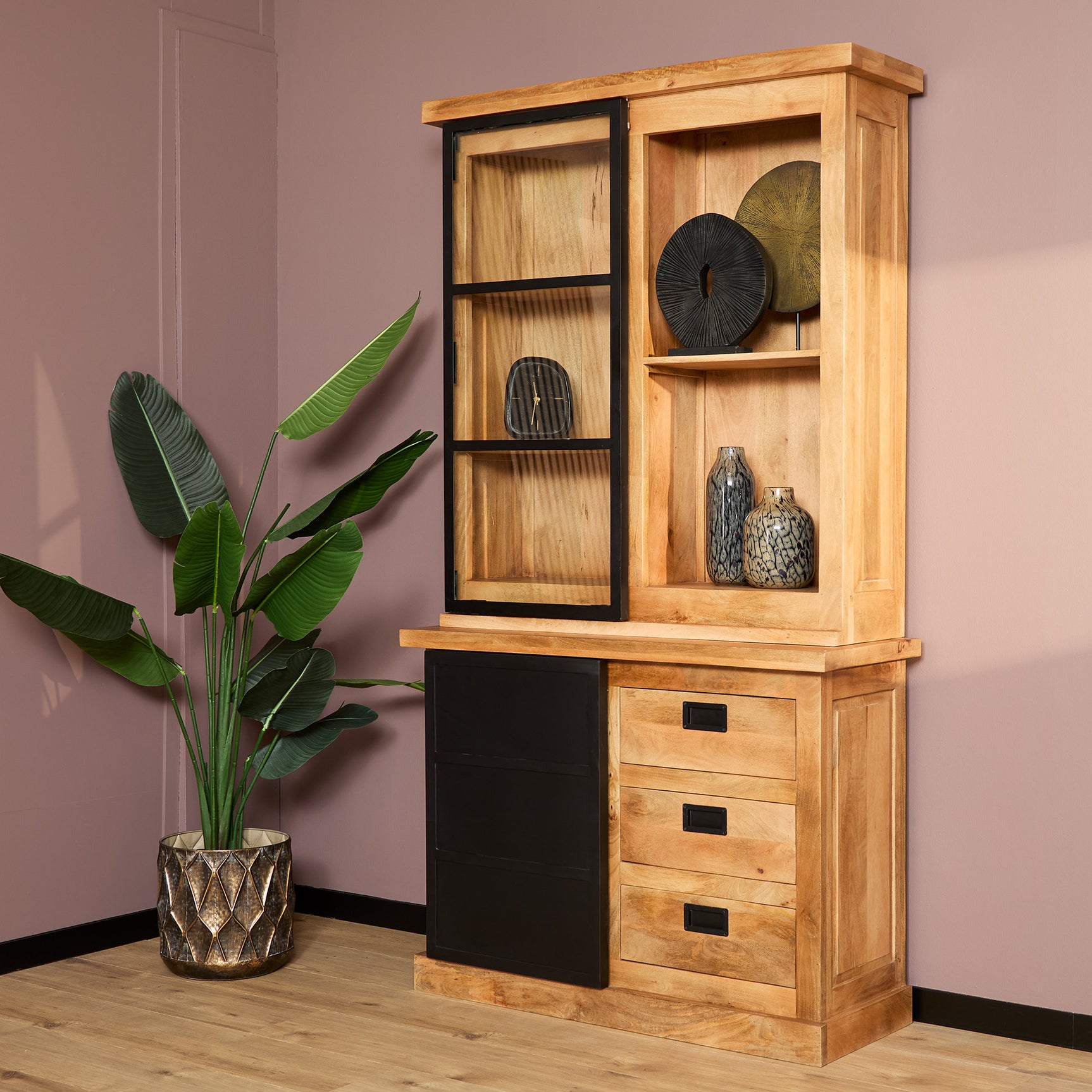 Houten vitrinekast met glazen deuren en zwarte laden, rustieke nerf, staand.