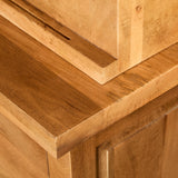 Houten vitrinekastplank met nerfstructuur en open vakrand.