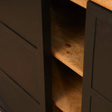 Houten legplank met nerf en zwarte zijkader, detail van open vakken