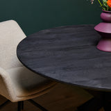 Rond donker houten tafelblad met zichtbare nerf