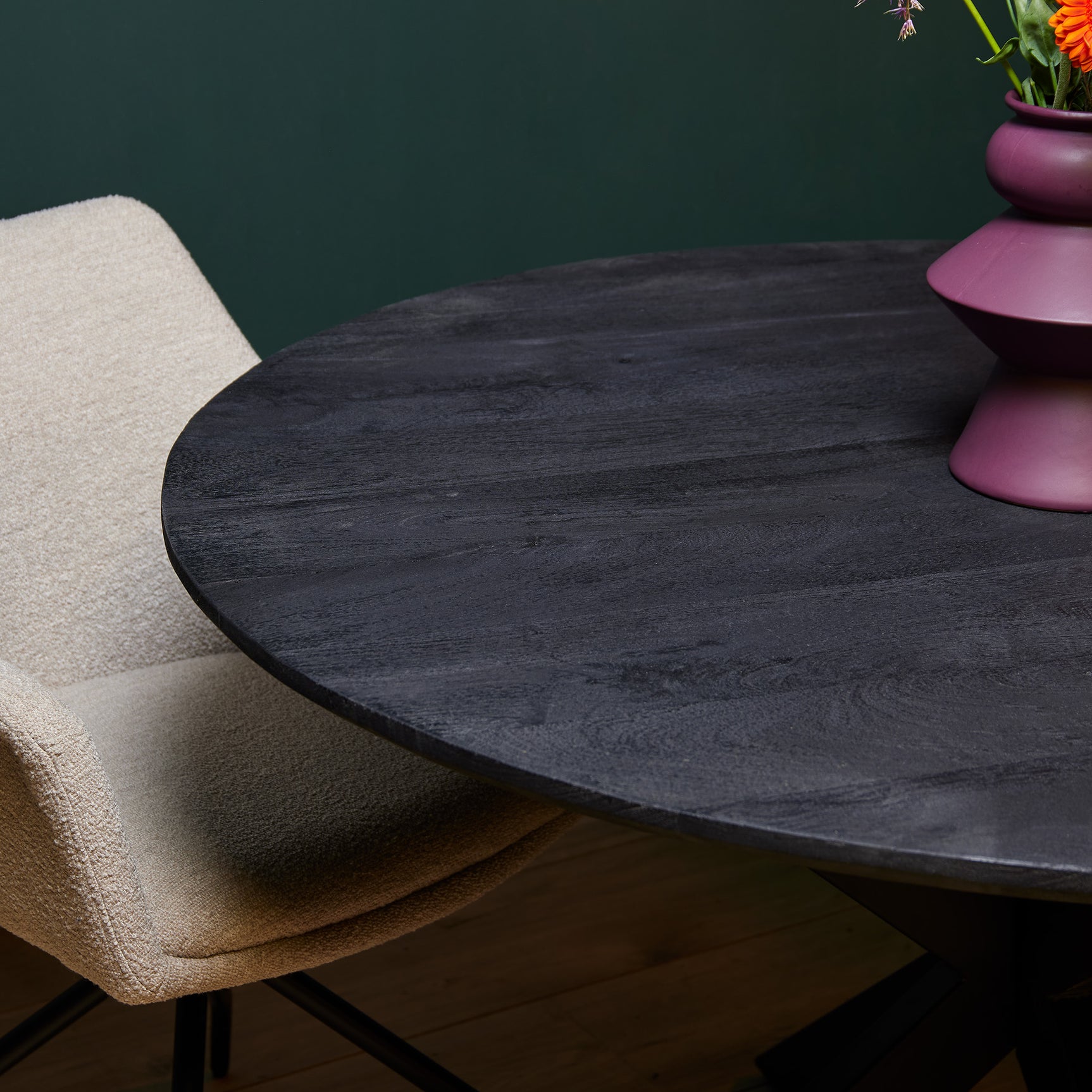 Rond donker houten tafelblad met zichtbare nerf