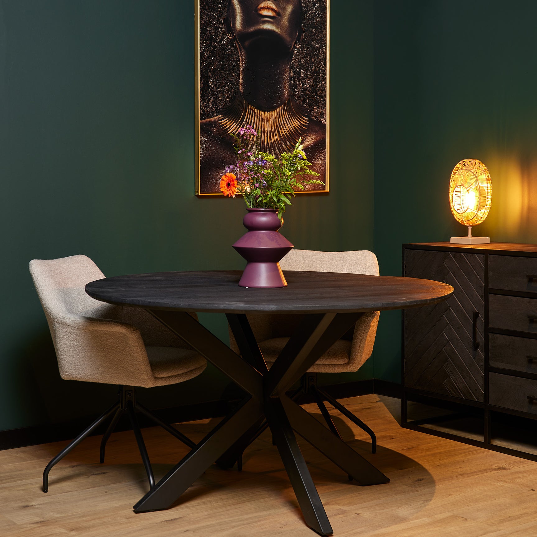 Ronde eetkamertafel met donkerblad en X-vormig metalen onderstel, 150 cm