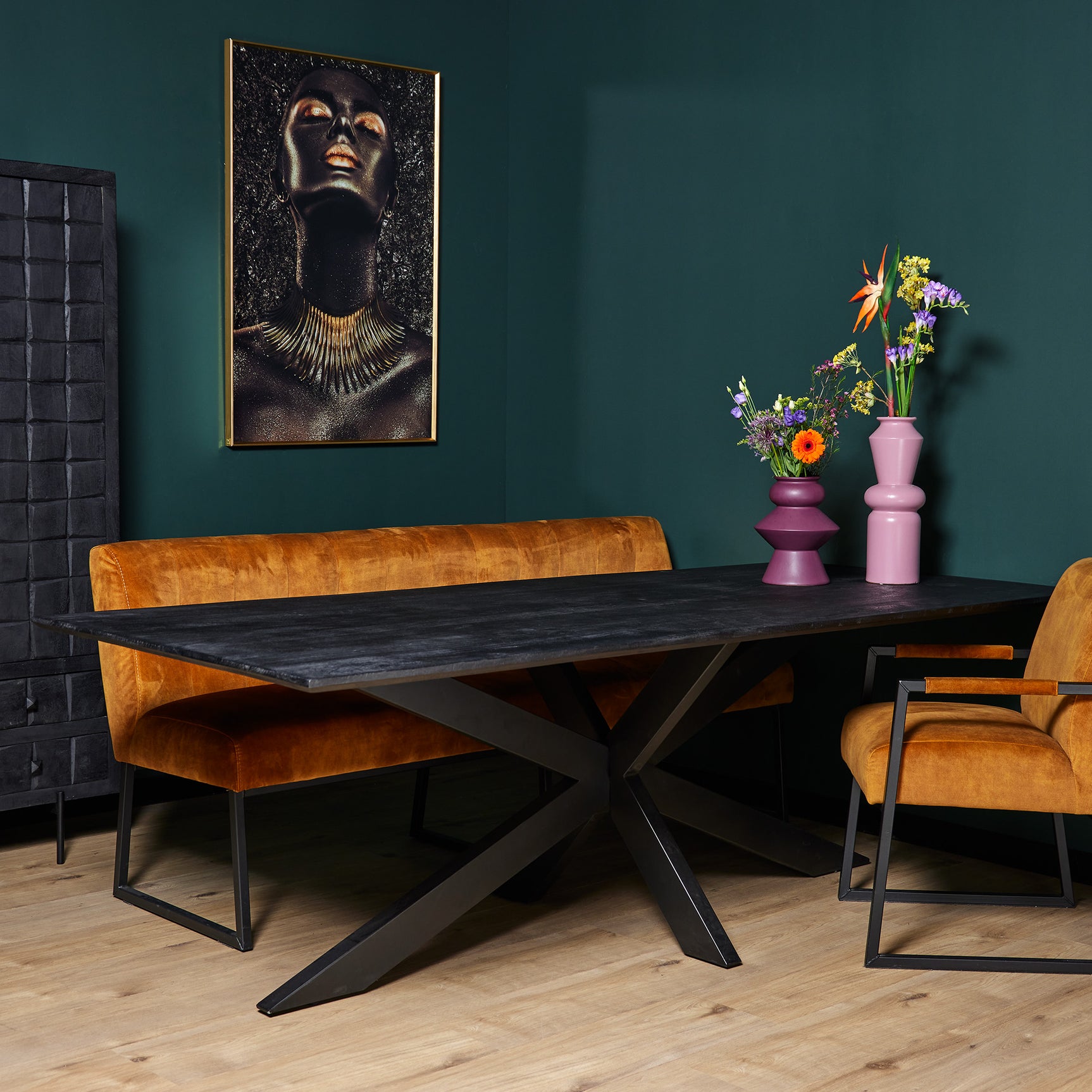 Rechthoekige eettafel met donkere metalen X-poten en bruin houten blad