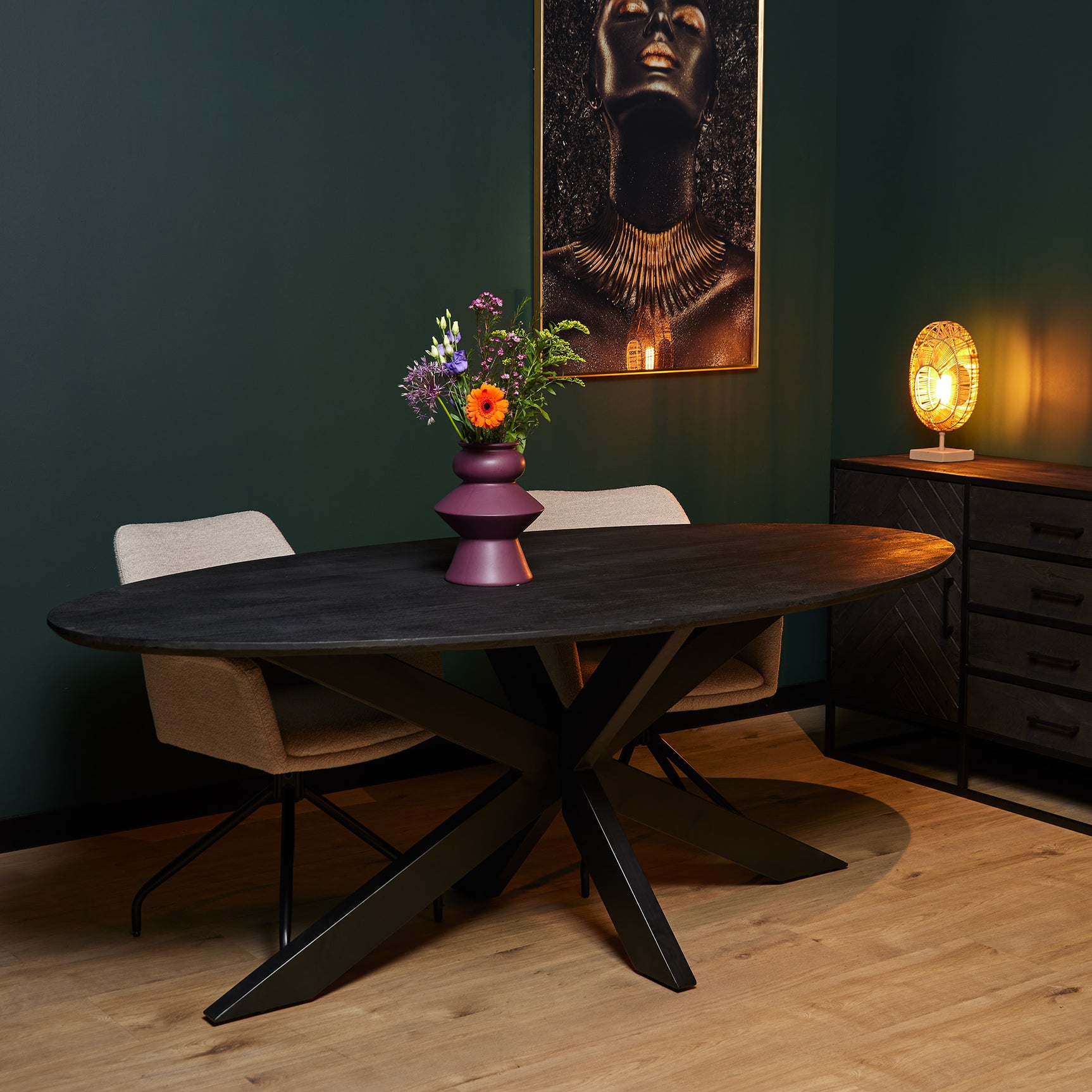 Ovale eettafel met donker houten blad en X-vormige poten