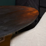 Ovale eettafel: close-up donker houten blad met nerf en afgeronde rand