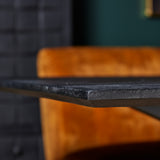 Eettafelrand met donker blad en zwart metalen onderstel