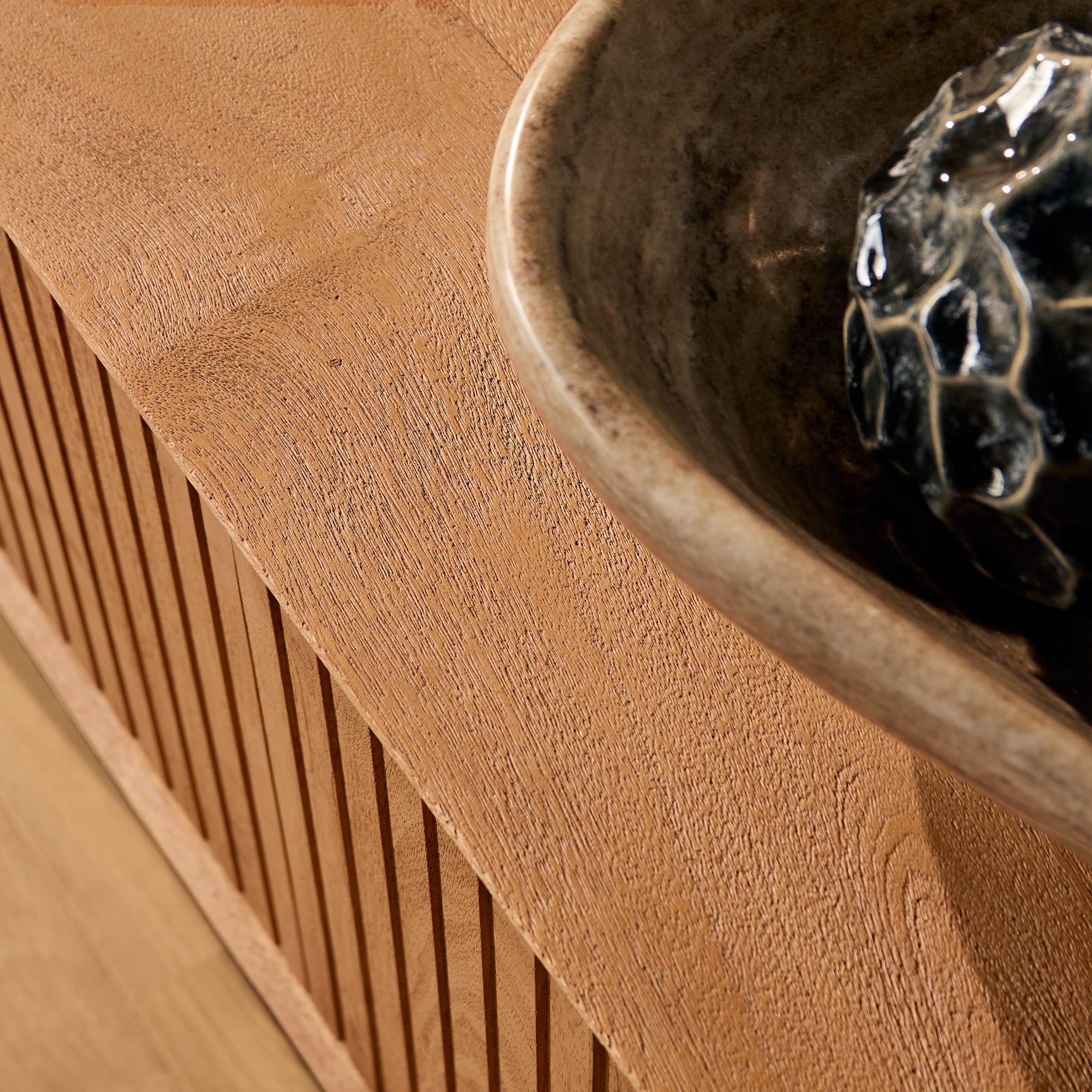 Tv-meubel in naturel hout met verticale groeven en afgeronde hoek