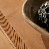 Houten fineerrand van tv-meubel met verticale groeven, naturel