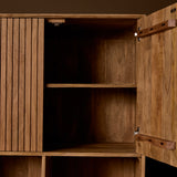 Vakkenkast met open legplanken en scharnierdeuren; interieur zichtbaar in naturel hout