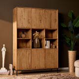 Houten vakkenkast met ribbels en openslaande deuren, naturel met zwart onderstel.
