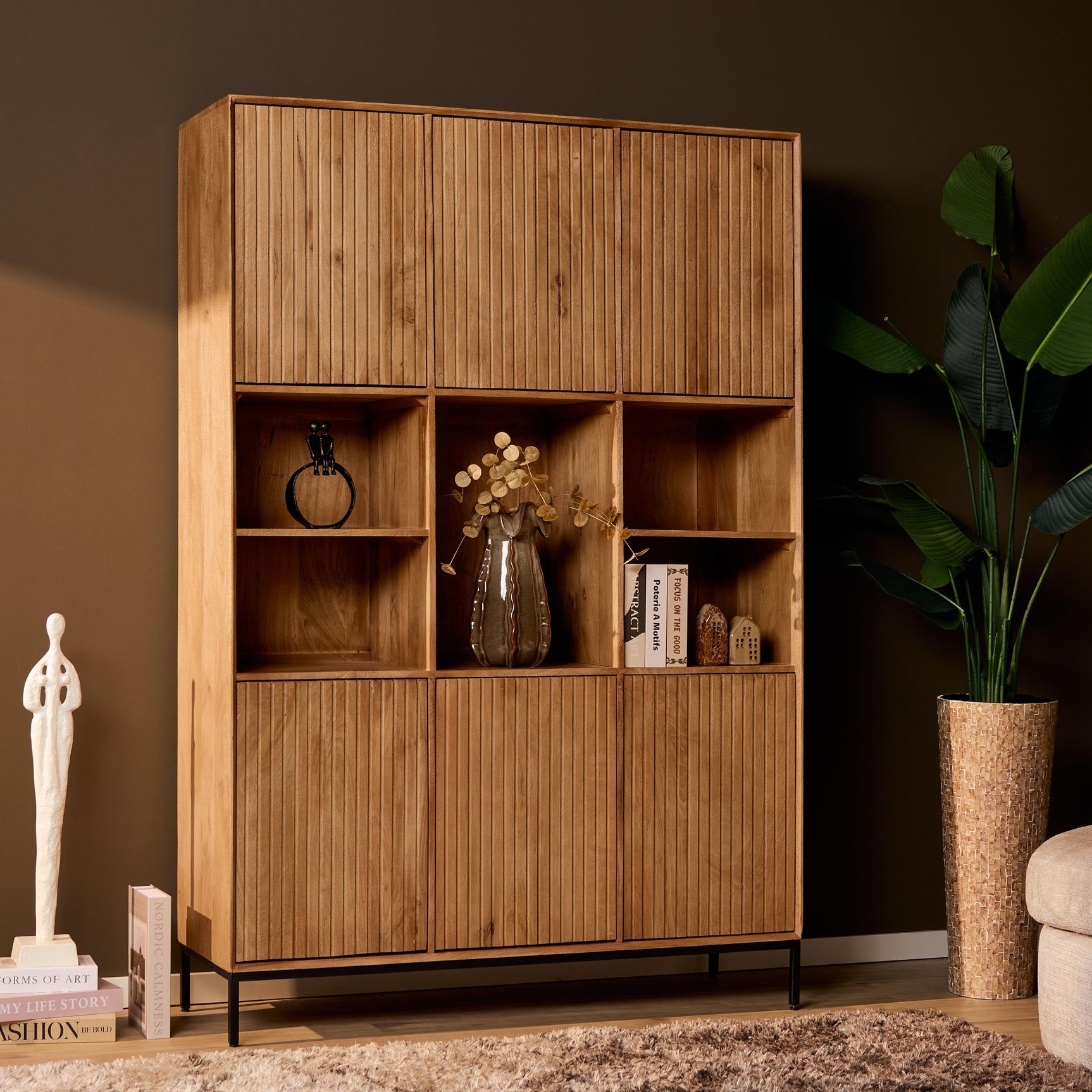 Houten vakkenkast met ribbels en openslaande deuren, naturel met zwart onderstel.