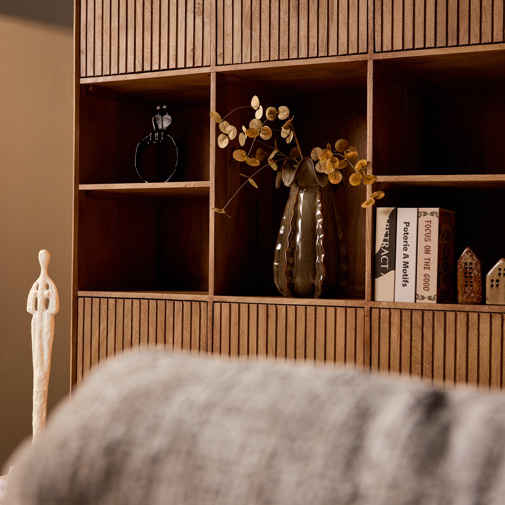 Open vakkenkast met meerdere planken en ribbelfront boven, naturel hout.