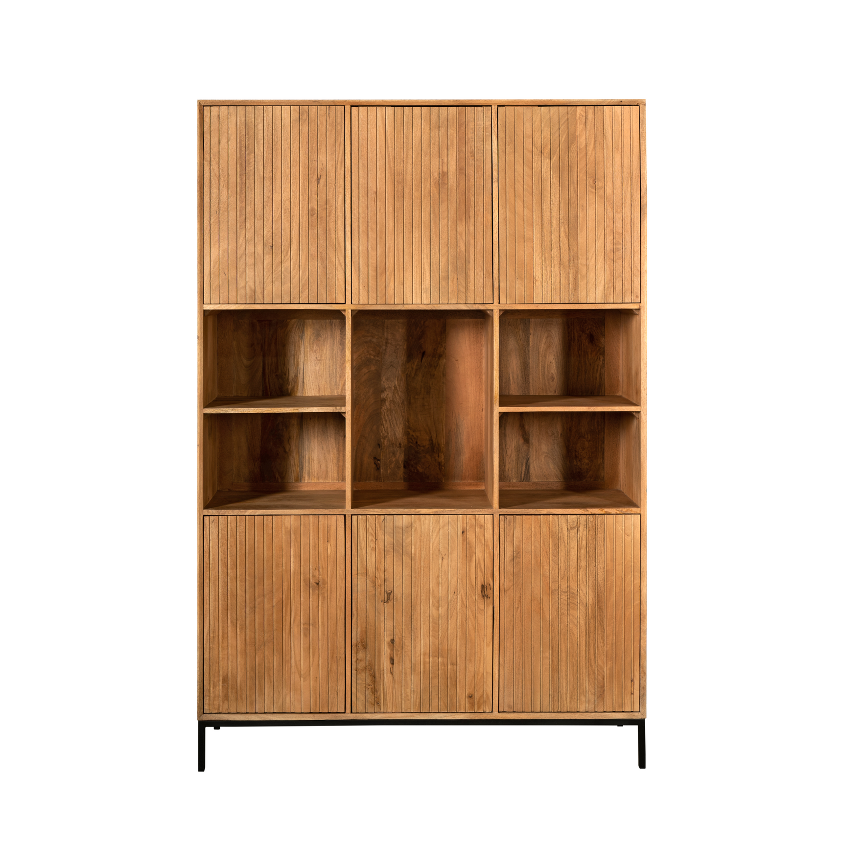Rechte vakkenkast met ribbelpanelen, naturel hout, open vakken en lage kastdeuren.