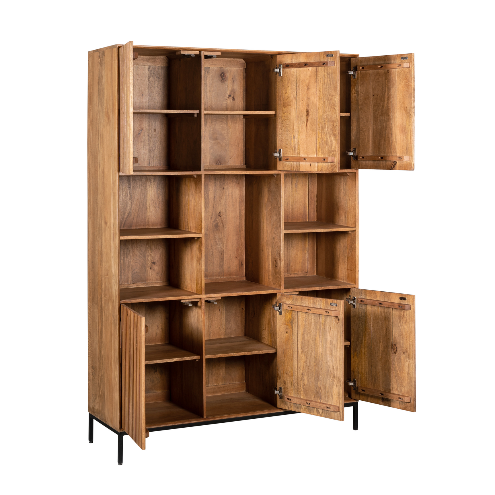 Vakkenkast met naturel houten binnenwerk, open vakken en twee openklapdeuren.