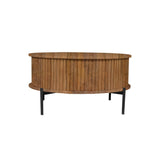 Ronde houten salontafel met lattenfront, rond blad en zwart metalen poten.