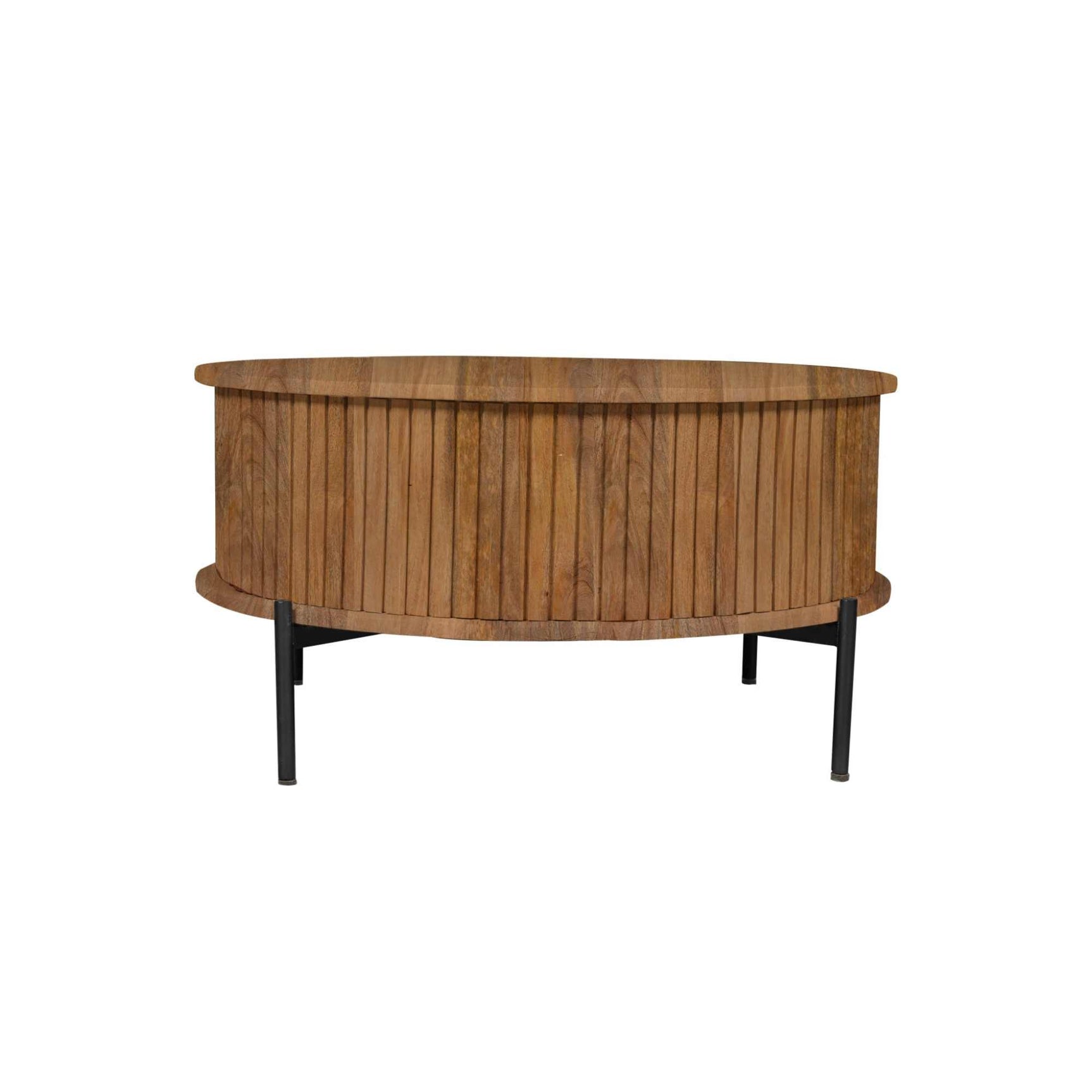 Ronde houten salontafel met lattenfront, rond blad en zwart metalen poten.