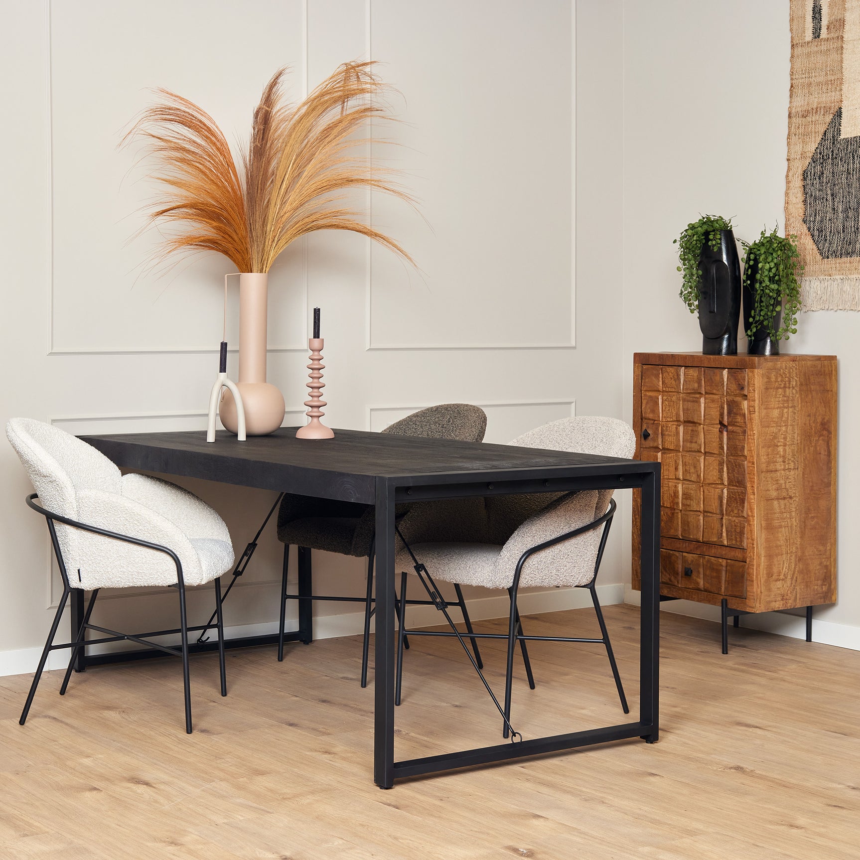 Zwarte eettafel met zwart blad en metalen onderstel, rechthoekige vorm