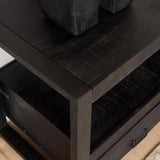 Zwart tv-meubel blad en rand, hoekdetail met verweerde houtstructuur
