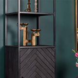 Boekenkast met open bovenvakken en decoratieve schappen, donker hout met stalen frame.