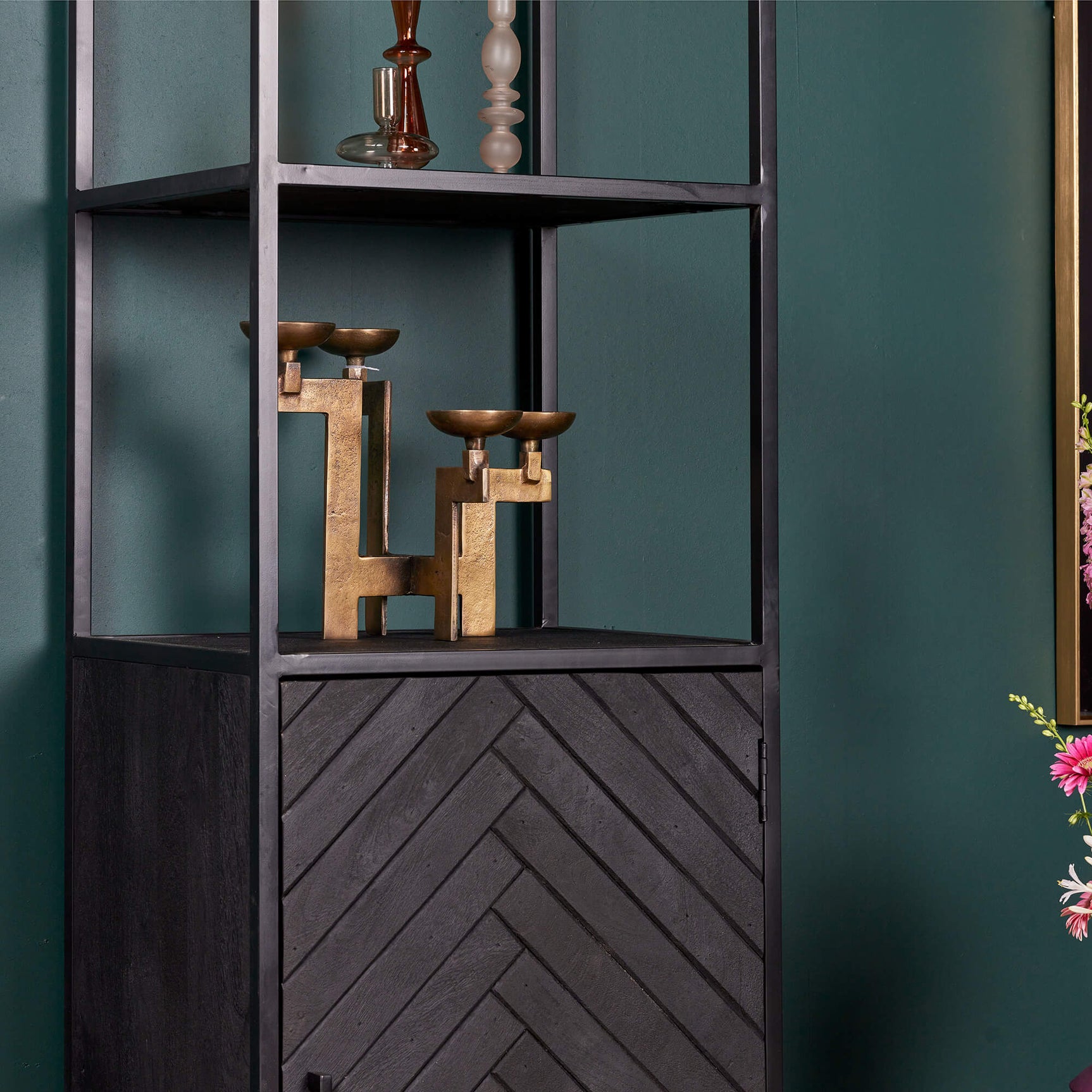 Boekenkast met open bovenvakken en decoratieve schappen, donker hout met stalen frame.