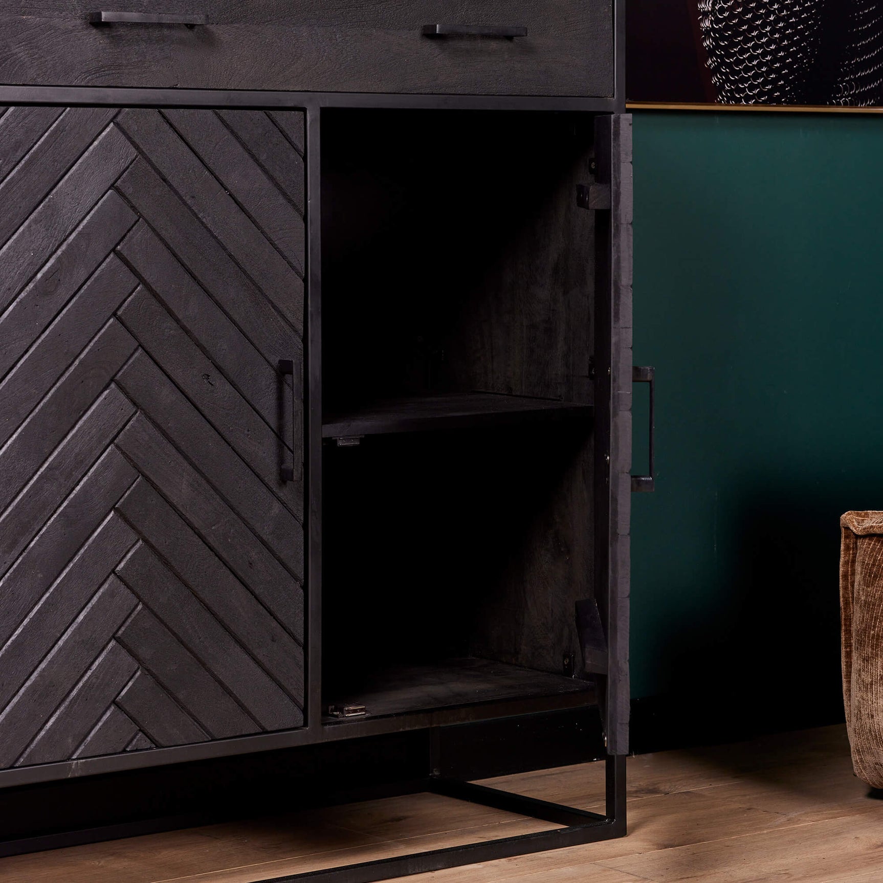 Open kast met twee deuren en legplanken, zwart/grijs houtlook met ruitmotief.