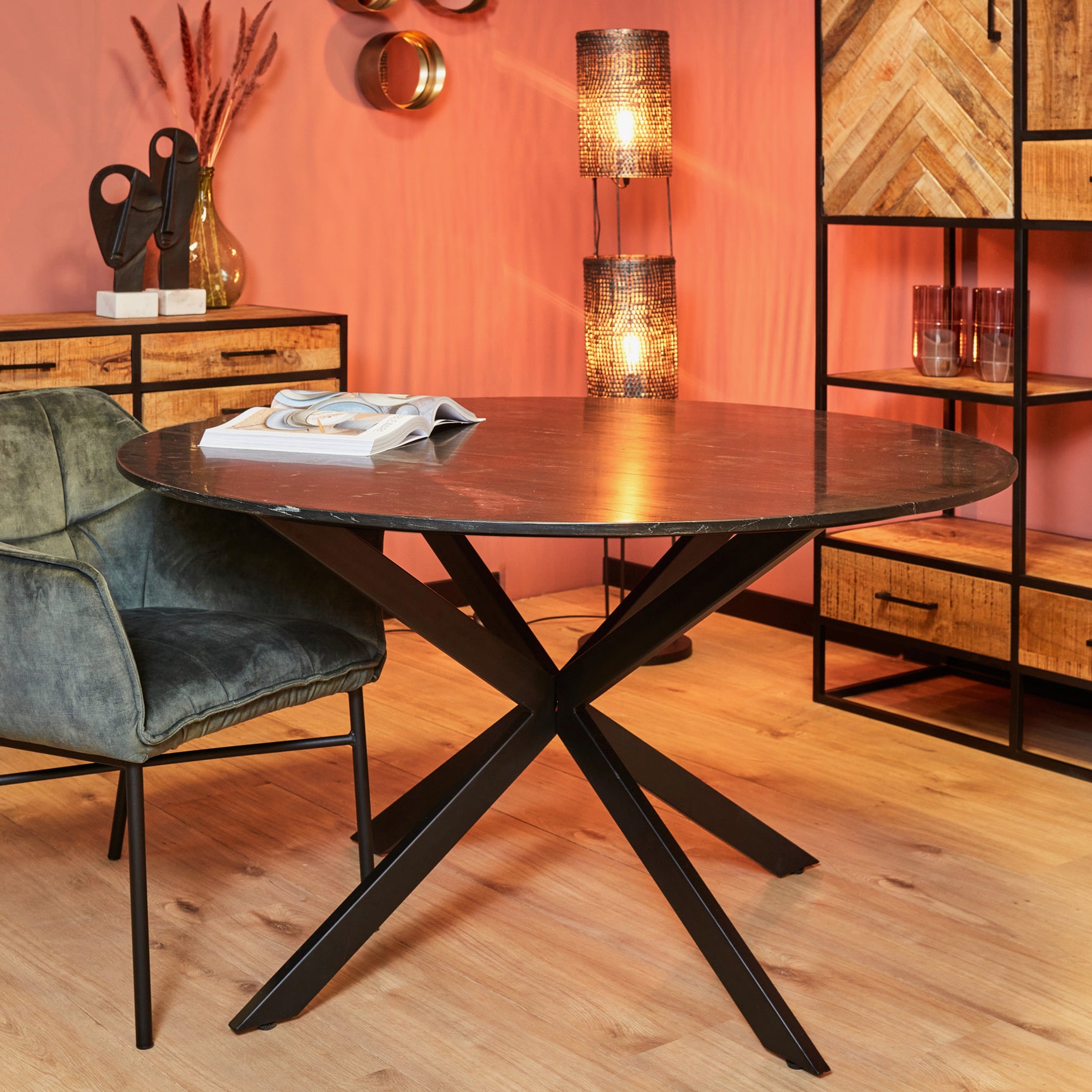 Ronde eettafel van zwart marmer met zwart metalen kruisframe