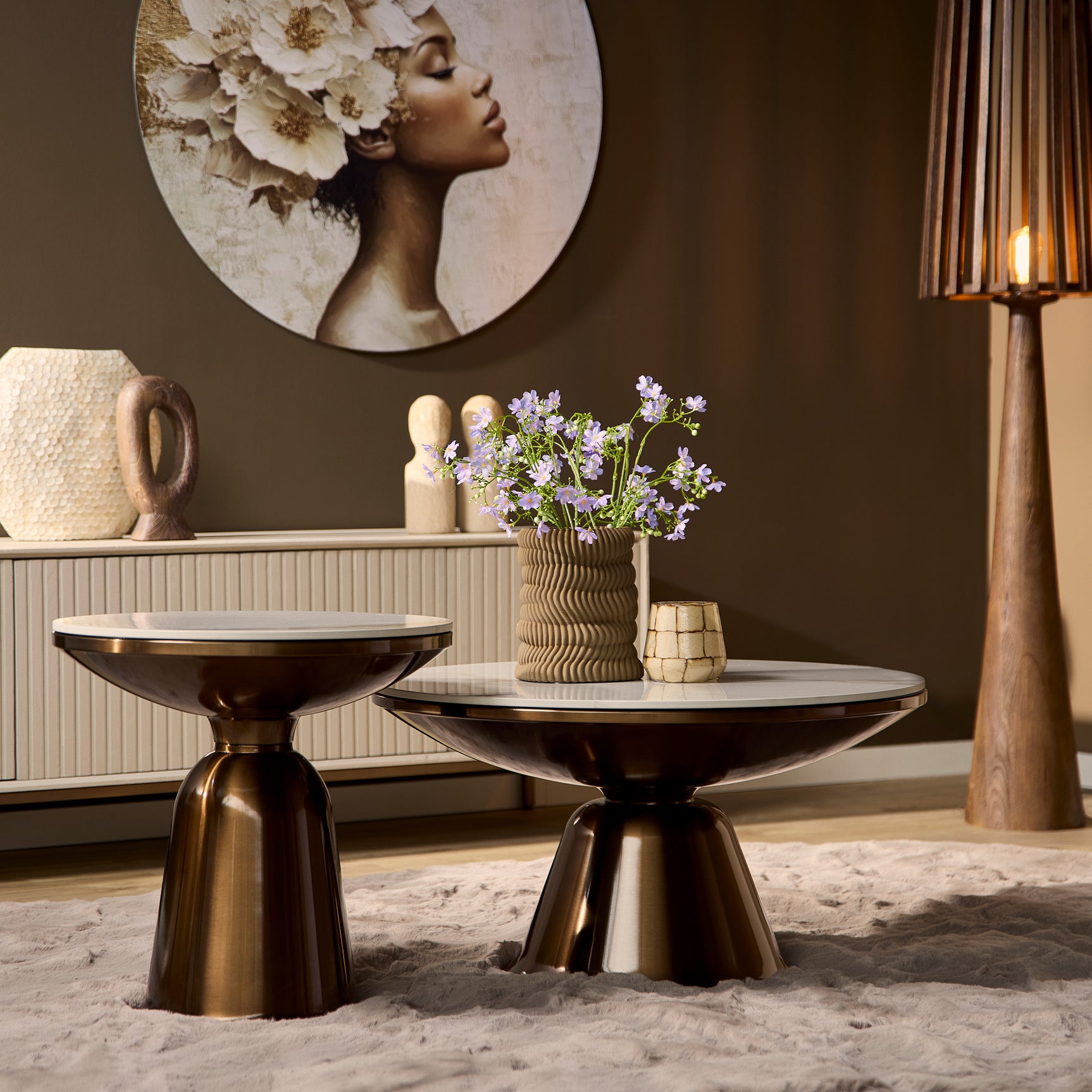 Set van 2 ronde salontafels met marmeren blad en bronzen zuilvoet