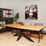 Boomstamtafel met natuurlijke rand, licht houten blad en zwarte metalen pootonderstellen