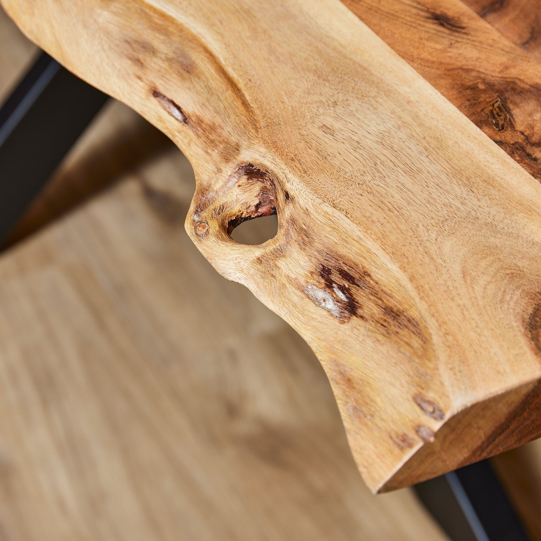 Boomstamtafel: close-up van licht houten rand met noest en uitgefreesde opening