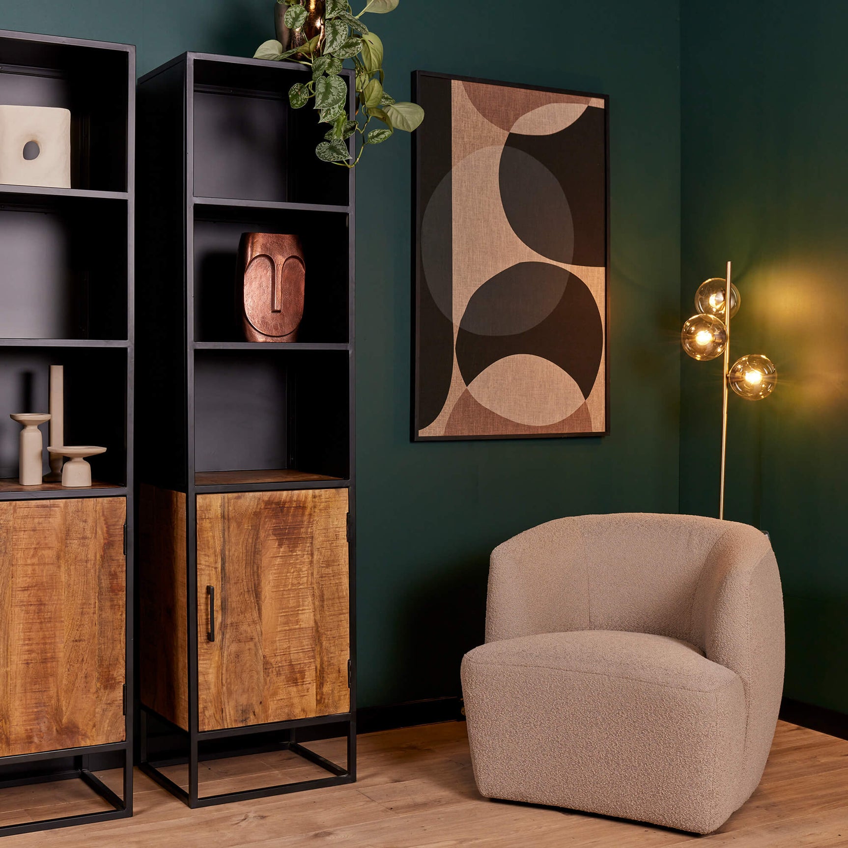 Boekenkast met open vakken en bruine houten deuren, zwart metalen frame