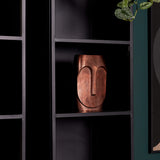 Boekenkast met open vak en bruin houten decoratief object